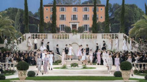 La fiesta de piscina retro de Chanel en París 