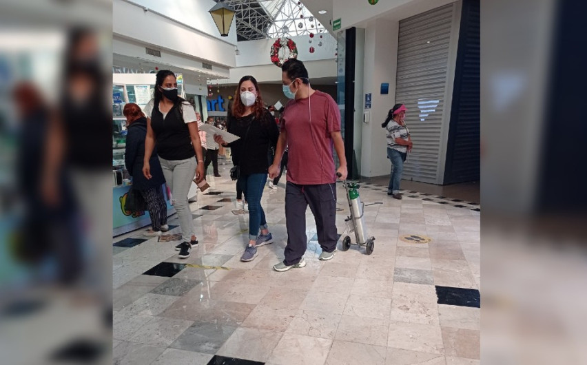 Critican a individuo por entrar a un centro comercial con tanque de oxígeno