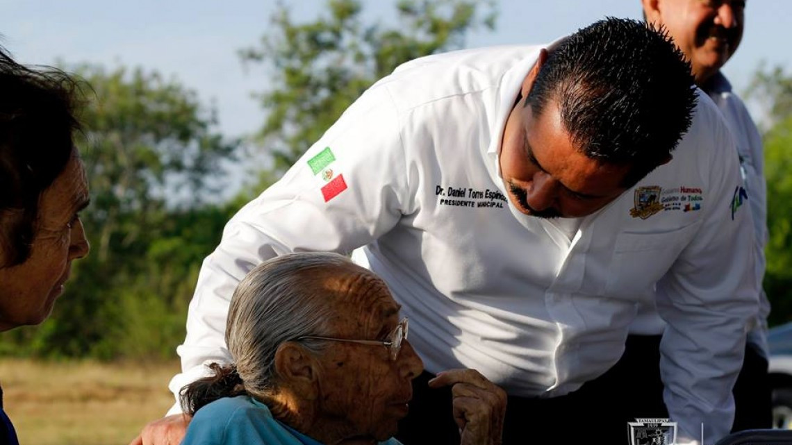  Alcalde de Valle Hermoso recorre colonia José Terán