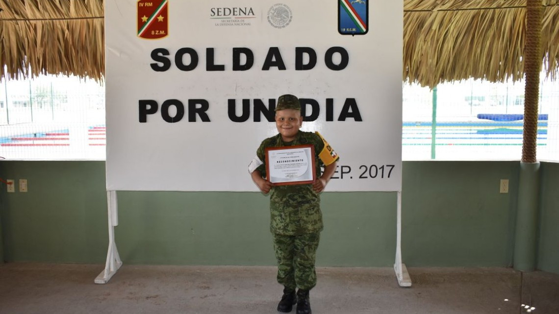 Juan Pablo Macarena es nombrado Soldado Honorario por un día