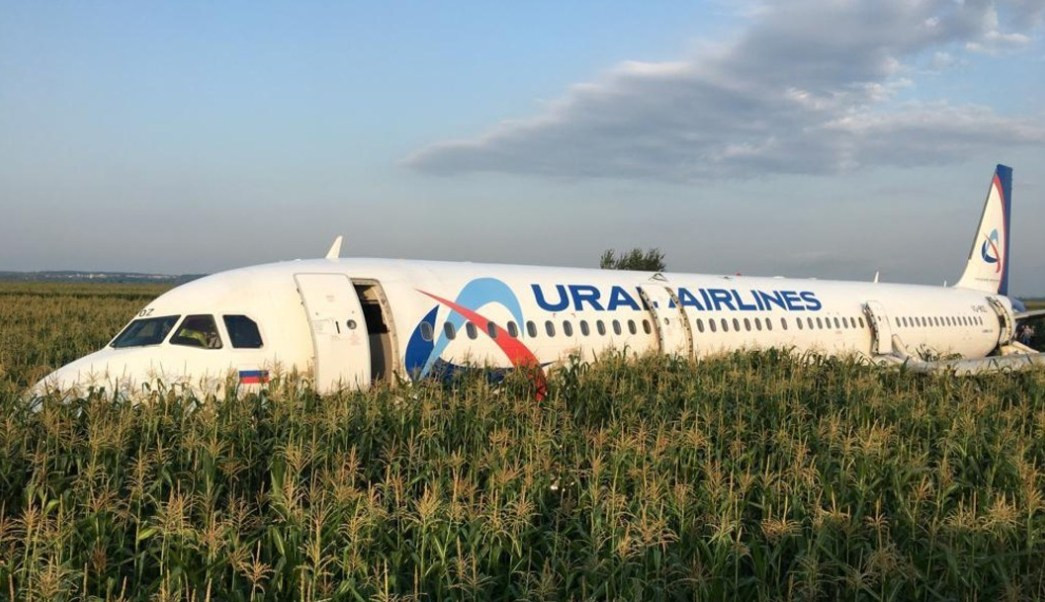 Avión ruso aterriza de emergencia en un campo de maíz