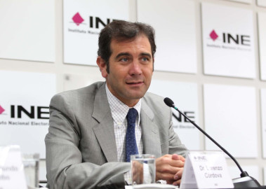 Reducción de salarios a consejeros de INE es legal y constitucional: Córdova 