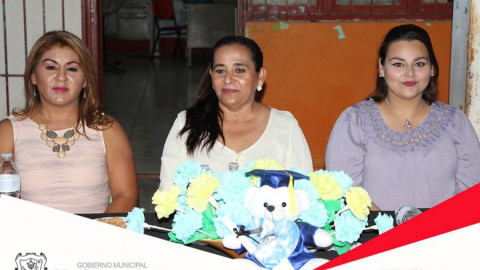 Acude alcaldesa a graduación de escuela primaria
