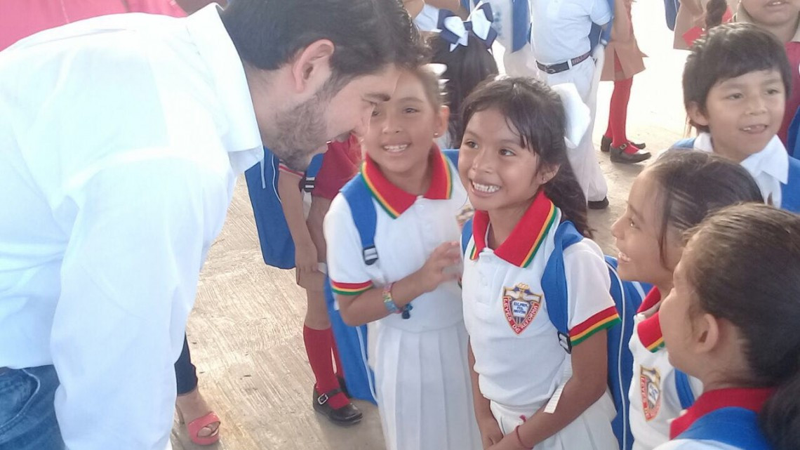 Héctor Escobar entrega mochilas y útiles escolares