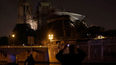 Los bomberos dan por extinguido el incendio de la Catedral de Notre Dame