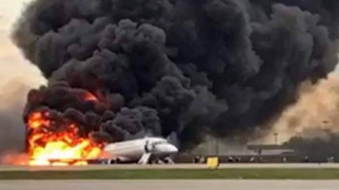Encuentran las cajas negras de avión incendiado en Moscú