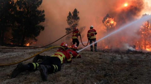 Bomberos combaten incendio en Portugal