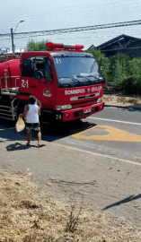 ¡Que gesto! Niño detiene camión de bomberos para regalarles agua