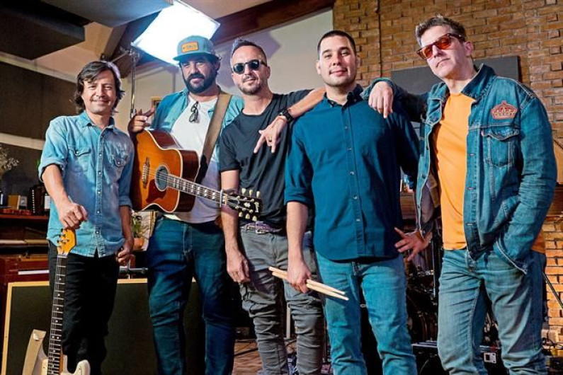 Los Claxons se reactivan con un nuevo álbum “Caminar en Fuego”