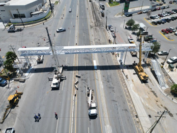 Avanza la construcción del puente peatonal en carretera Nacional Kilómetro 10; instalan estructura 
