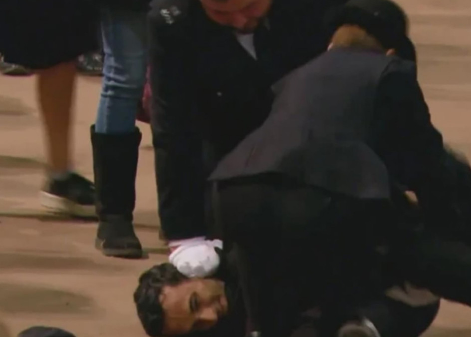 Hombre se lanza contra el féretro de Isabel II 