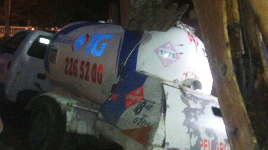 Cae pipa cargada de gas en socavón 
