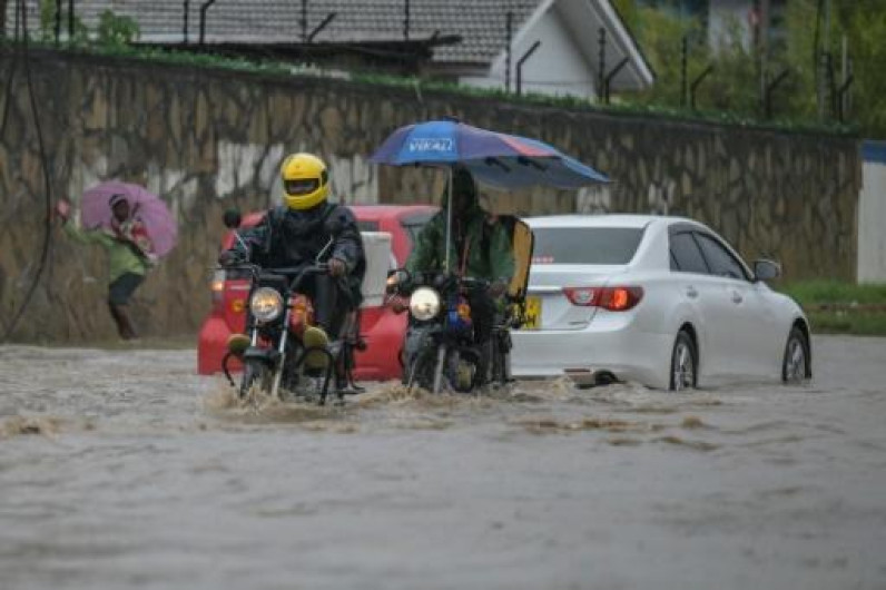 Al menos 13 muertos y unos 15 mil desplazados tras inundaciones en Kenia 