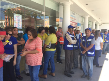 Piden trabajadores municipales liberen pago de prestaciones