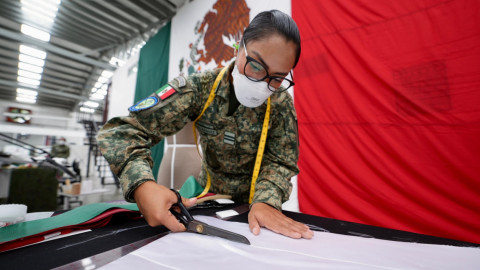  Sheinbaum presenta la banda presidencial que portará en su primer Grito de Independencia