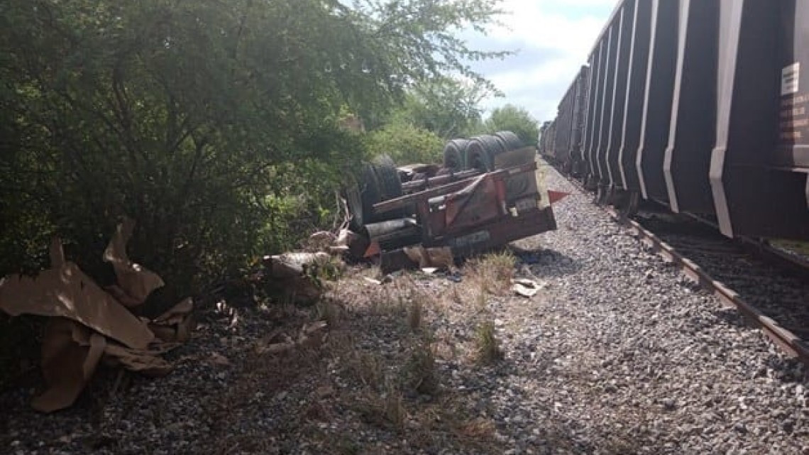 Tren choca contra tráiler en la Monterrey-Victoria 