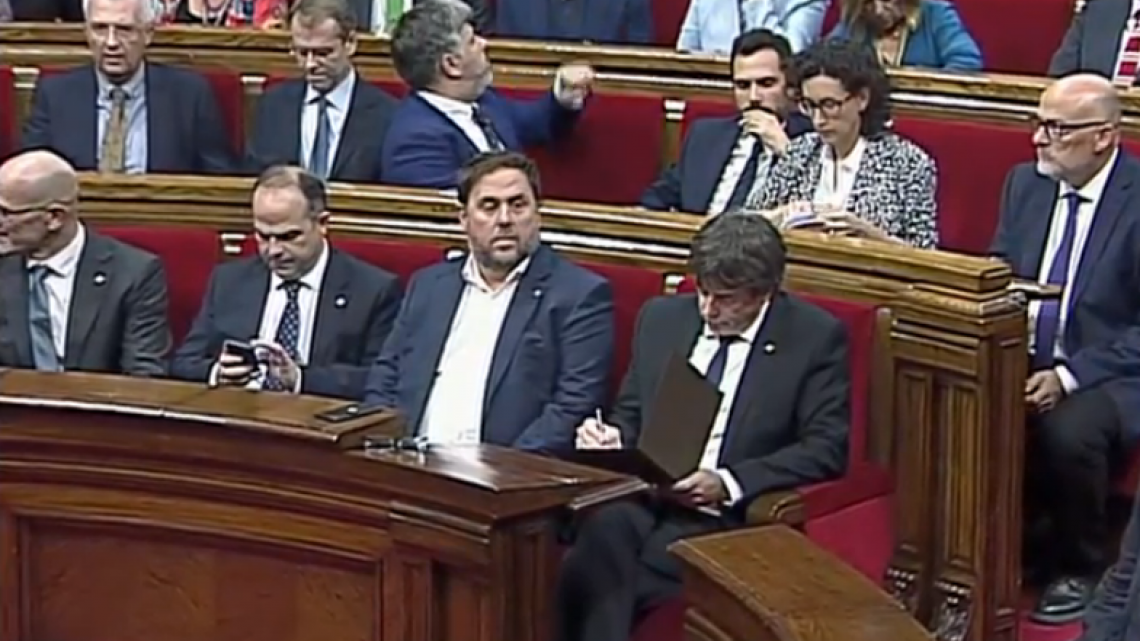 Cataluña pospone independencia, propone diálogo a España