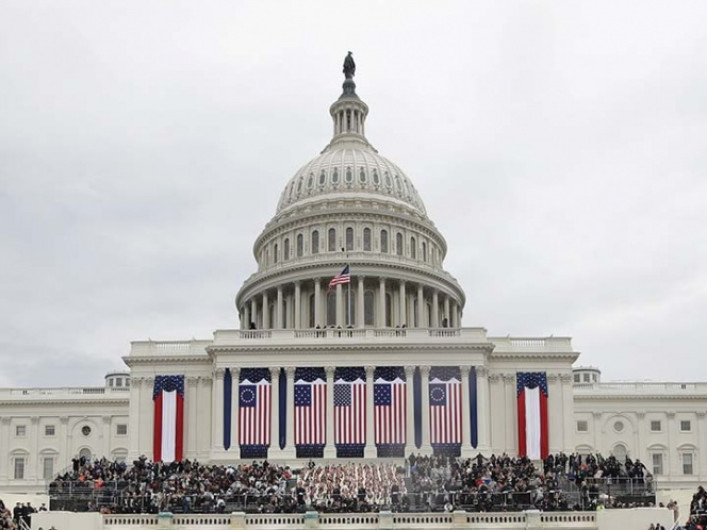 Senado de EU salva de cierre al gobierno 