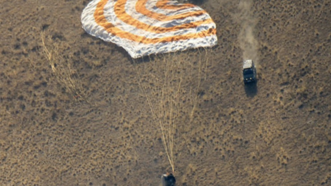 Astronauta árabe regresa sano y salvo a la Tierra 