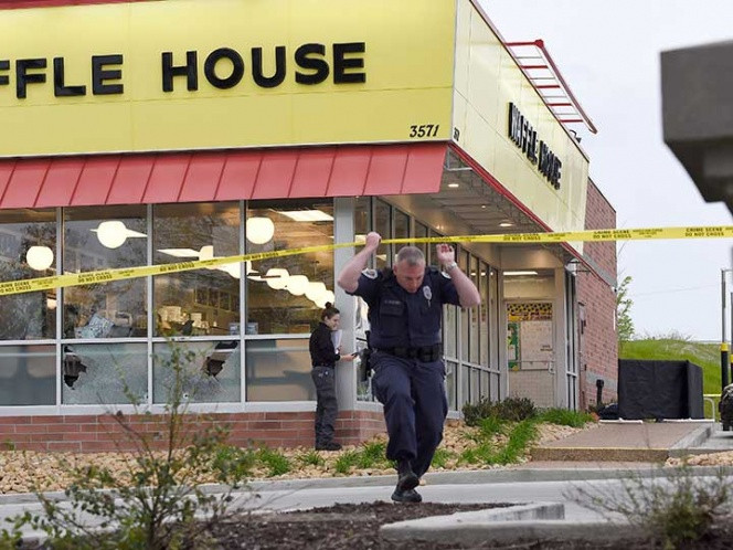 Hombre desnudo mata a 4 y se fuga