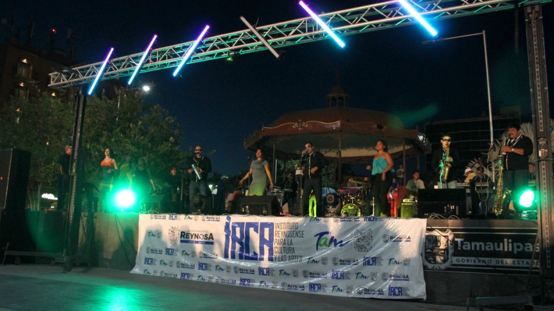 Festejan "Día del Padre" en plaza principal