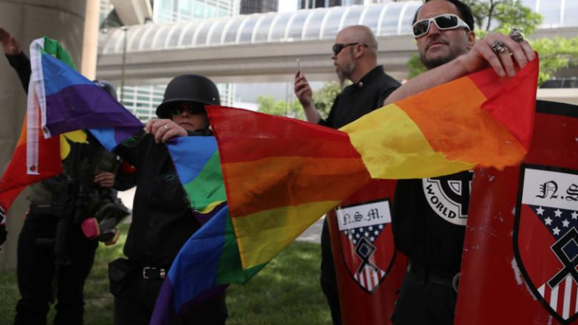 Neonazis irrumpen marcha del orgullo gay en Detroit