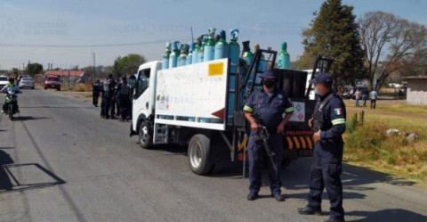 Detienen en EDOMEX camión robado con tanques de oxígenos