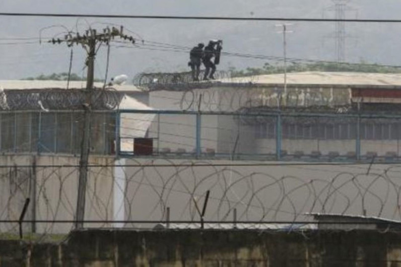 Enfrentamiento deja cinco muertos en cárcel de Ecuador