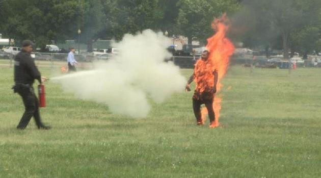 Hombre se prende fuego frente a la Casa Blanca