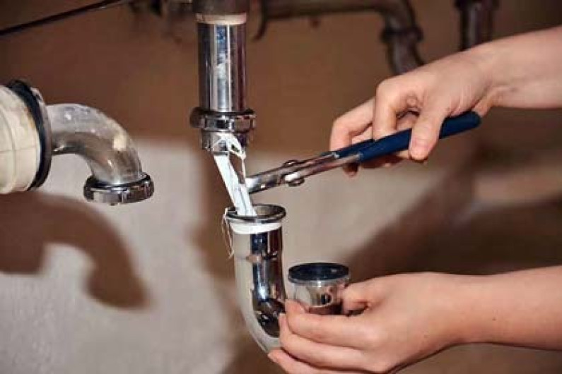 Grasas y desechos sólidos tapan drenajes de viviendas