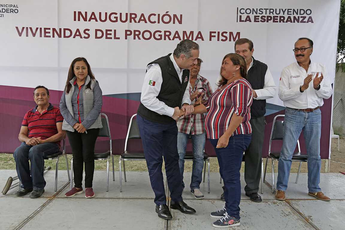 Entrega Adrián Oseguera viviendas a familias vulnerables