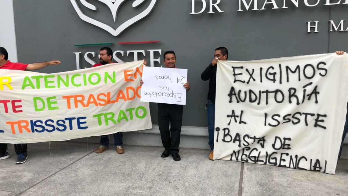 Se manifiestan maestros afuera del ISSSTE Matamoros 
