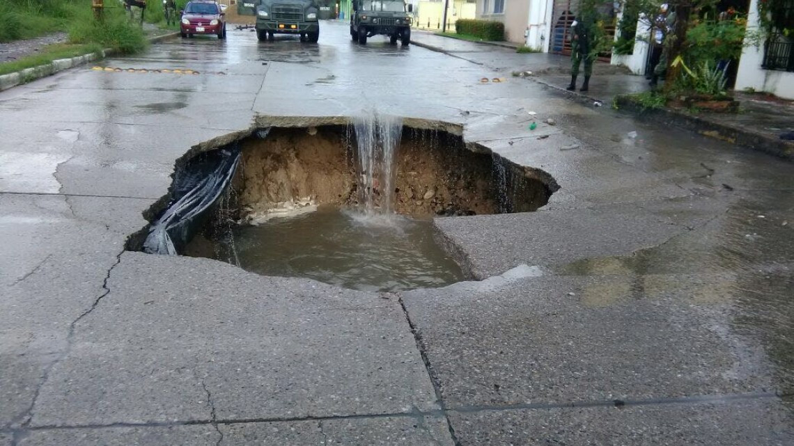 Lluvia genera socavón en Madero