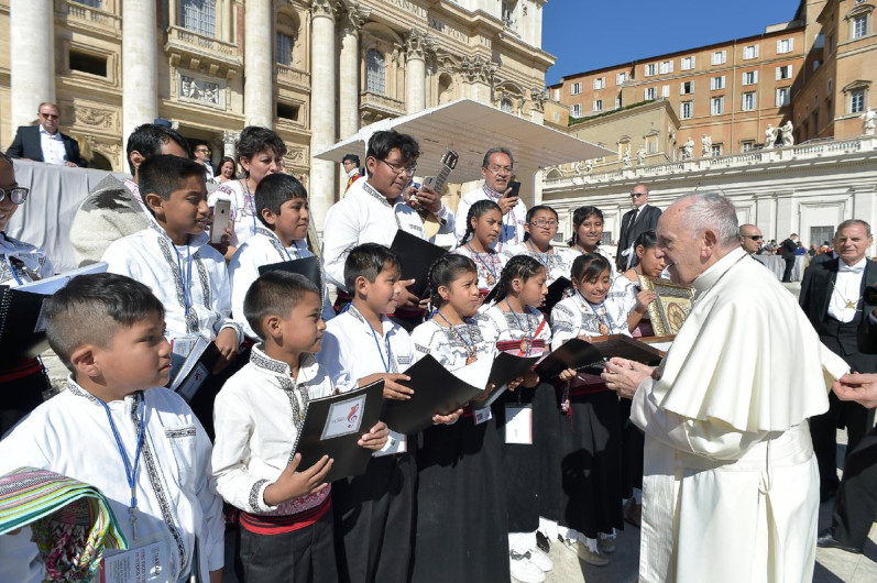 Papa Francisco reza con niños mexicanos por víctimas del sismo en México 