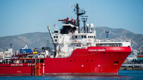 Ocean Viking pide asilo a Italia y Malta para más de 100 migrantes 