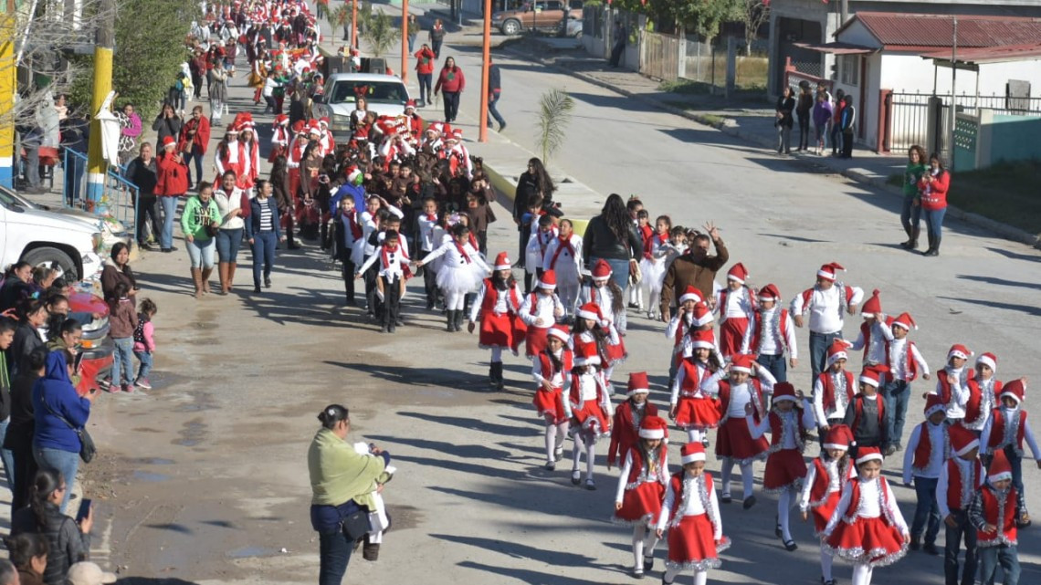 Exitoso Desfile Navideño en Santa Apolonia