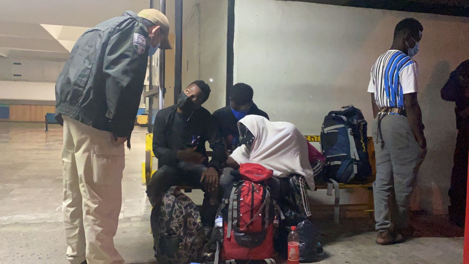 Elementos del INM retienen a haitianos en central de autobuses de Victoria