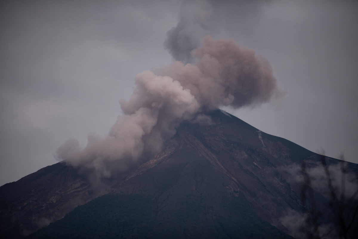 Volcán de Fuego de Guatemala entra en erupción