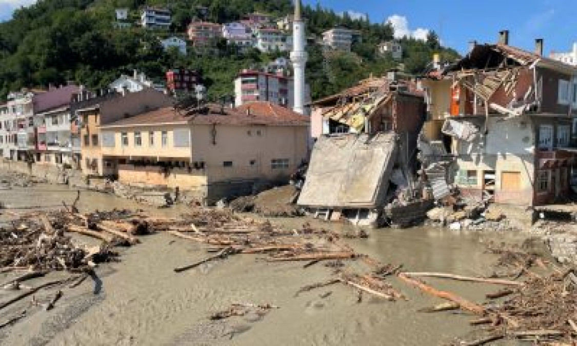 Evacúan víctimas de inundaciones registradas en Turquía