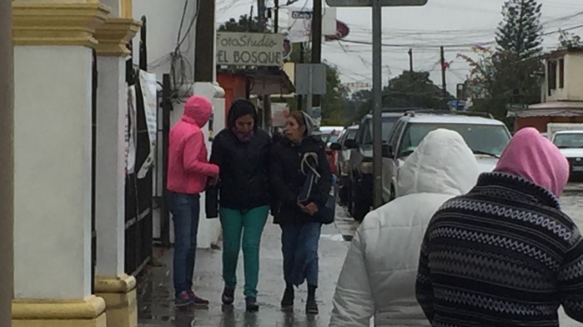 Salen a trabajar hasta con la cobija por bajas temperaturas