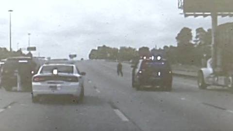 Mujer se roba camión de basura en Houston