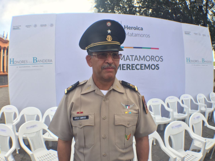 General pide a estudiantes no dejar las armas del saber