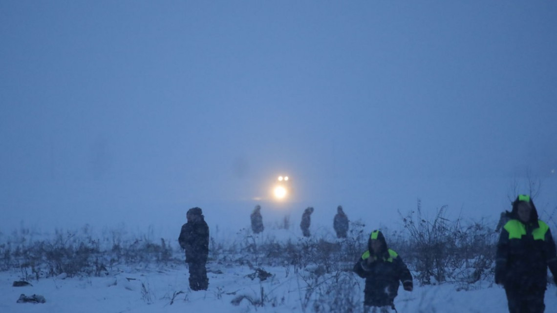 Avión ruso se estrella a las afueras de Moscú