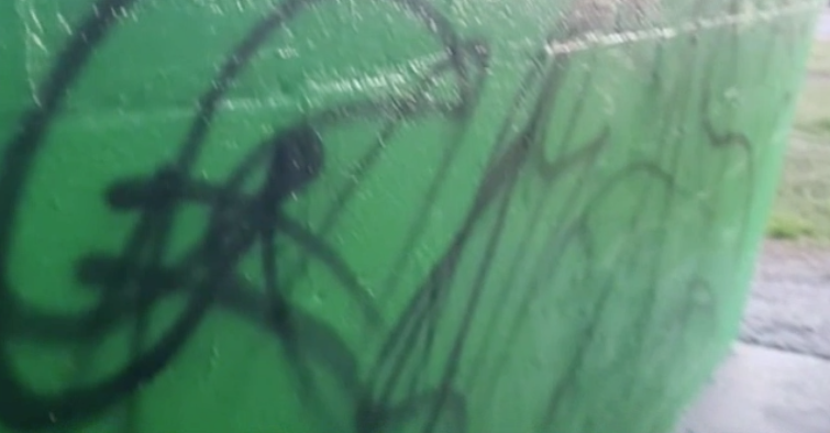 Buscan a responsables de vandalizar un parque con grafitis en Falfurrias 