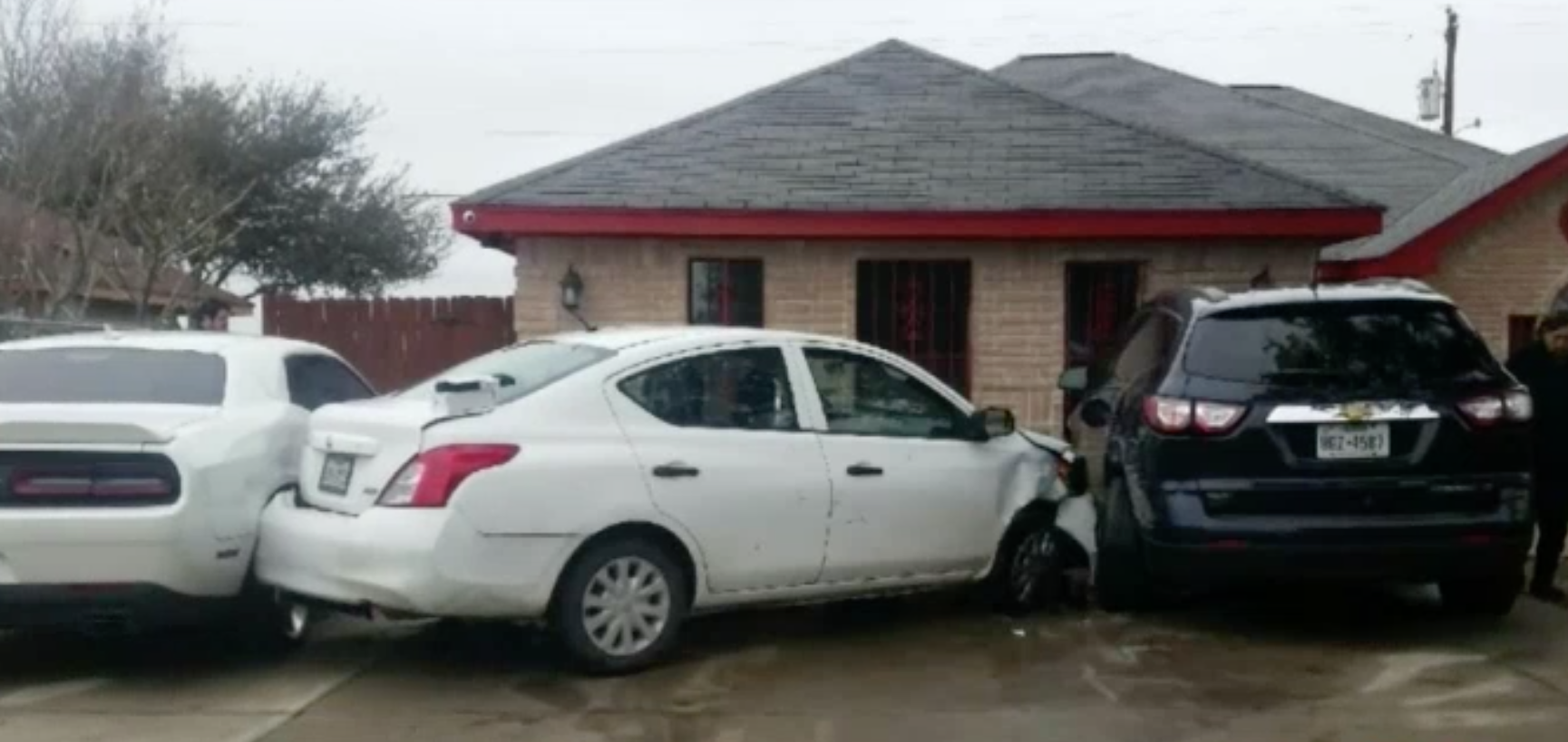 Conductor choca contra casa en Mission