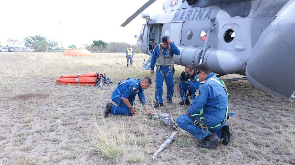 Inicia helicóptero de SEMAR combate a incendio en Cañón del Novillo
