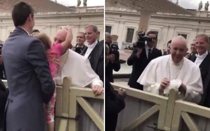 Una niña menor le quita el solideo al papa Francisco