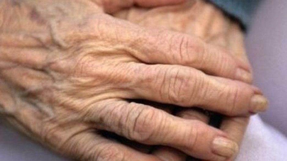 Vecinos golpean y asaltan a mujer de 80 años en Edomex