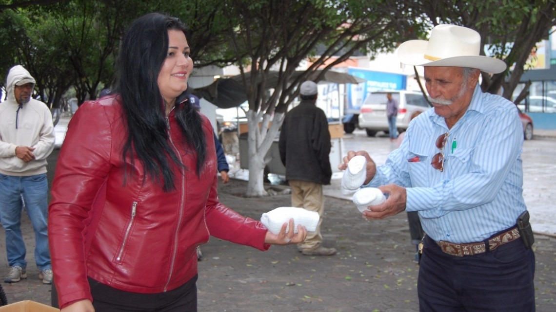 Dona DIF Río Bravo prendas de invierno