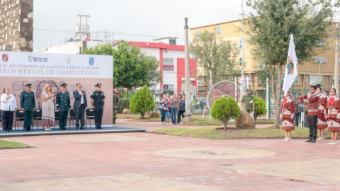Rinde R. Ayuntamiento homenaje a los Niños Héroes